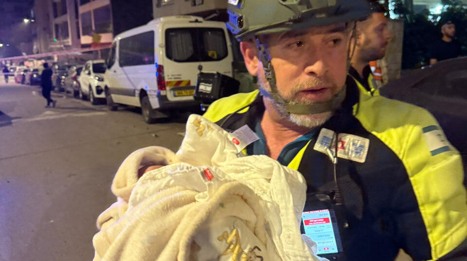 תינוק שחולץ בזירת נפילה בפתח תקווה