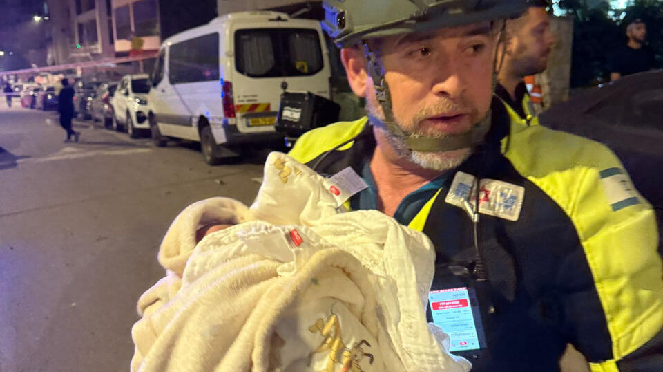 תינוק חולץ בזירת נפילה בפתח תקווה עקב ירי מאיראן