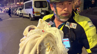 תינוק חולץ בזירת נפילה בפתח תקווה עקב ירי מאיראן