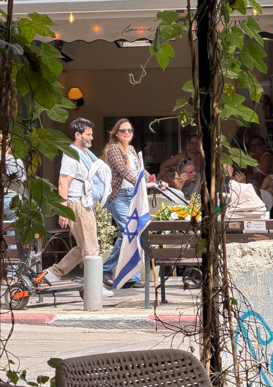 נמסנו! ההורים הטריים דנה פרידר ויהודה לוי עם הבת נאיה דפני בטיול של שבת (צילום: אמיר מאירי ) פפראצי יהודה לוי דנה פרידר