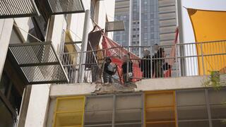 כוחות פיקוד העורף בבית הספר שנפגע ליד הקריה