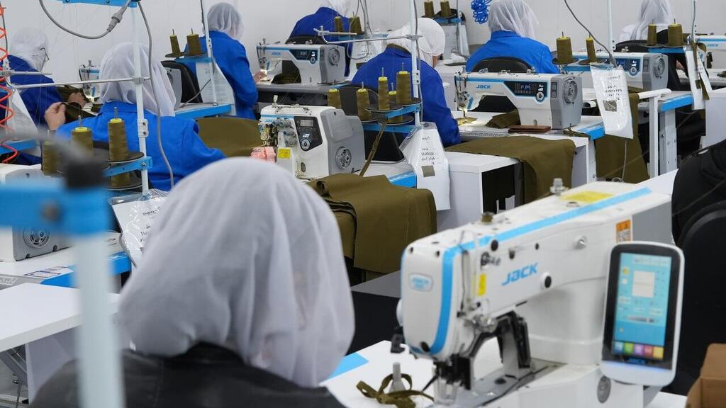 אחותו של סא"ל עלים עבדאללה ז"ל, שנפל בגבול לבנון ב-9 באוקטובר, ודודתו של סא"ל סלמאן חבקה ז"ל, גיבור קרב בארי שנפל בעזה, עובדות במתפרה בכפר מגוריהם יאנוח ג'ת, שתופרת מדי צה"ל