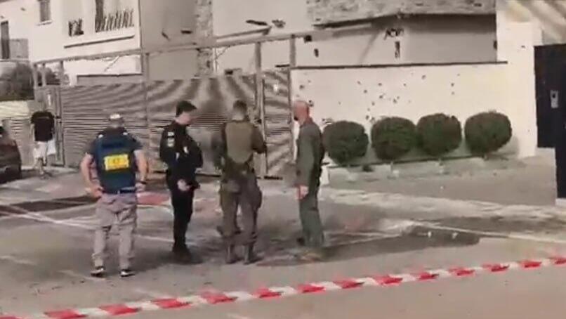 Место падения ракеты в Кирьят-Шмоне (Фото: Пожарная служба) פגיעה בקריית שמונה ללא אזעקה