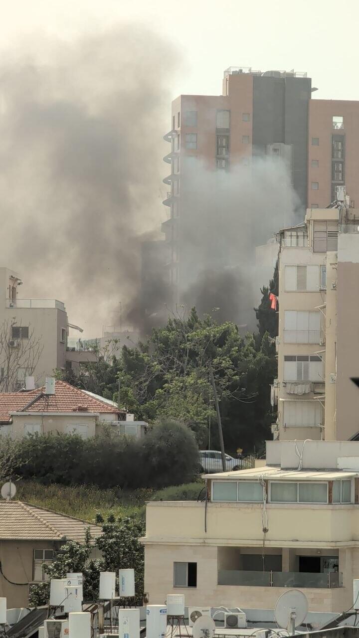 Место падения боезаряда в Гиватаиме (Фото публикуется в соответствии с п.27 алеф Закона об авторских правах) נפילה בגבעתיים