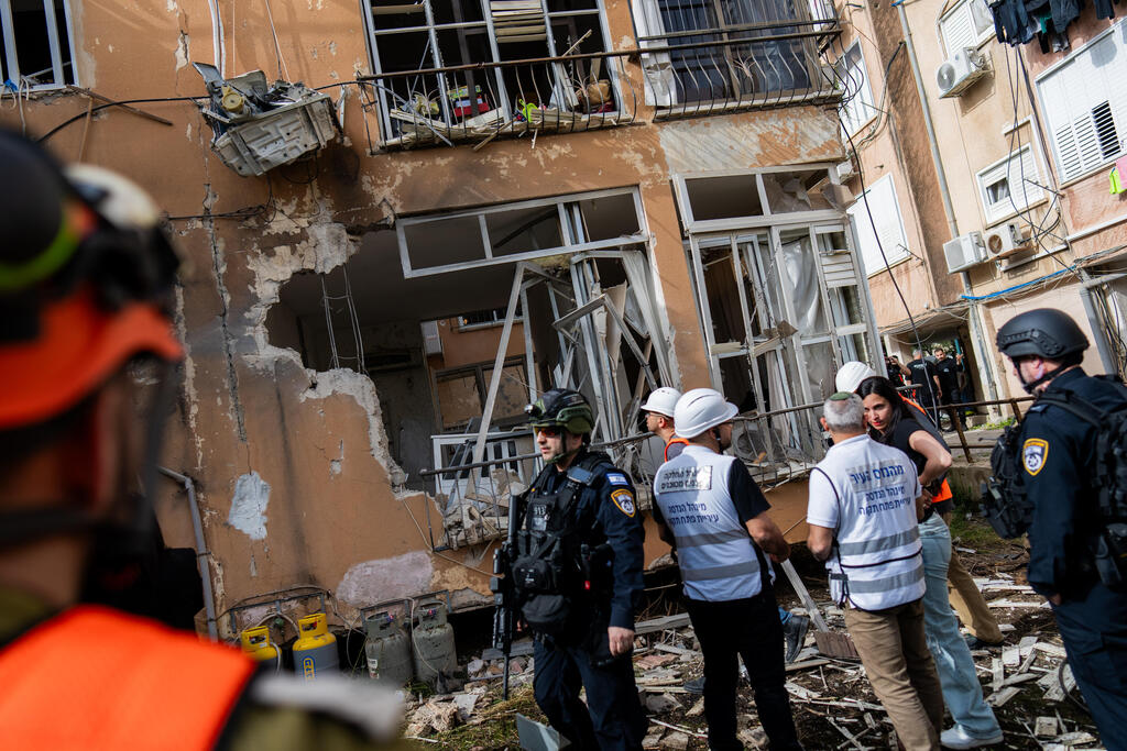 Damage at the scene of an Iranian missile strike in Petah Tikva during Operation Roaring Lion (Photo: Erik Marmor/Getty Images) נזק מאחת הנפילות בפתח תקווה