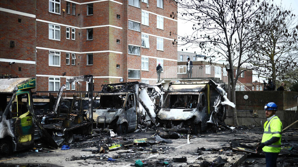 Ambulances set on fire in London earlier this month (Photo: Henry Nicholls / AFP) האמבולנסים שהוצתו בלונדון
