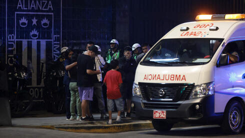 אמבולנס בסמוך לאצטדיון של אליאנזה לימה