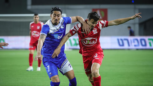 שחקן עירוני קריית שמונה יאיר מרדכי מול שחקן בני סכנין אלון אזוגי