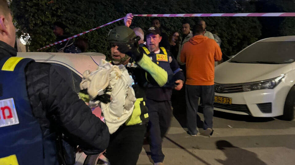 תינוק שחולץ בזירת נפילה בפתח תקווה