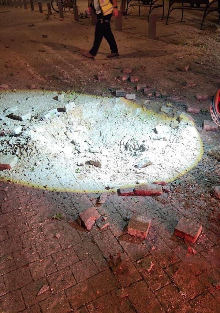 זירת פגיעת פצצת מצרר ברחוב בתל אביב