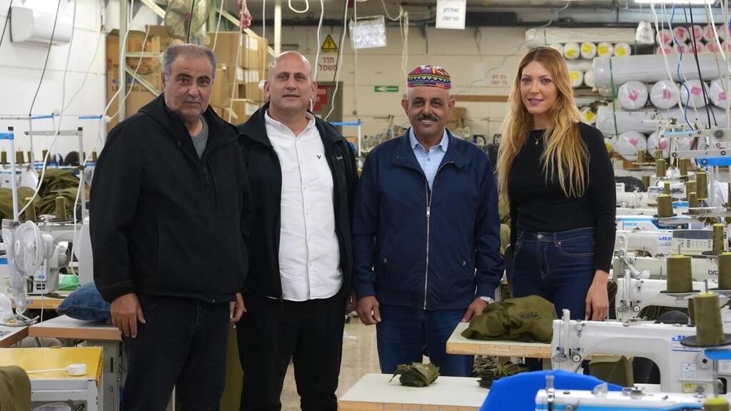 אחותו של סא"ל עלים עבדאללה ז"ל, שנפל בגבול לבנון ב-9 באוקטובר, ודודתו של סא"ל סלמאן חבקה ז"ל, גיבור קרב בארי שנפל בעזה, עובדות במתפרה בכפר מגוריהם יאנוח ג'ת, שתופרת מדי צה"ל