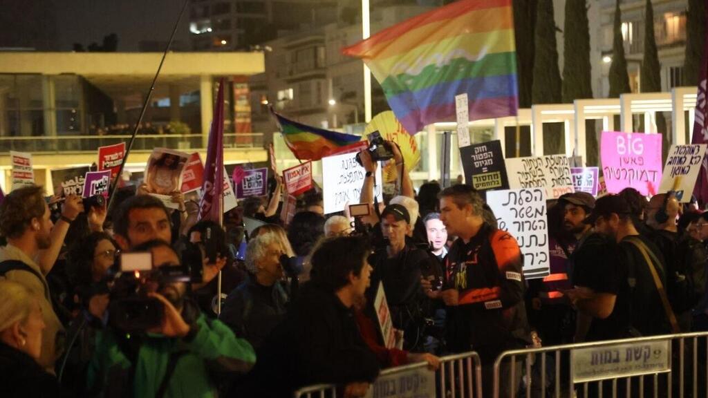 Антивоенный митинг в Тель-Авиве (Фото: Моти Кимхи) הפגנה בכיכר הבימה