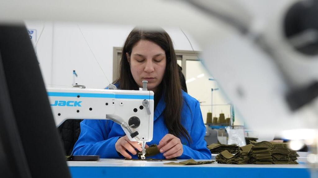 אחותו של סא"ל עלים עבדאללה ז"ל, שנפל בגבול לבנון ב-9 באוקטובר, ודודתו של סא"ל סלמאן חבקה ז"ל, גיבור קרב בארי שנפל בעזה, עובדות במתפרה בכפר מגוריהם יאנוח ג'ת, שתופרת מדי צה"ל