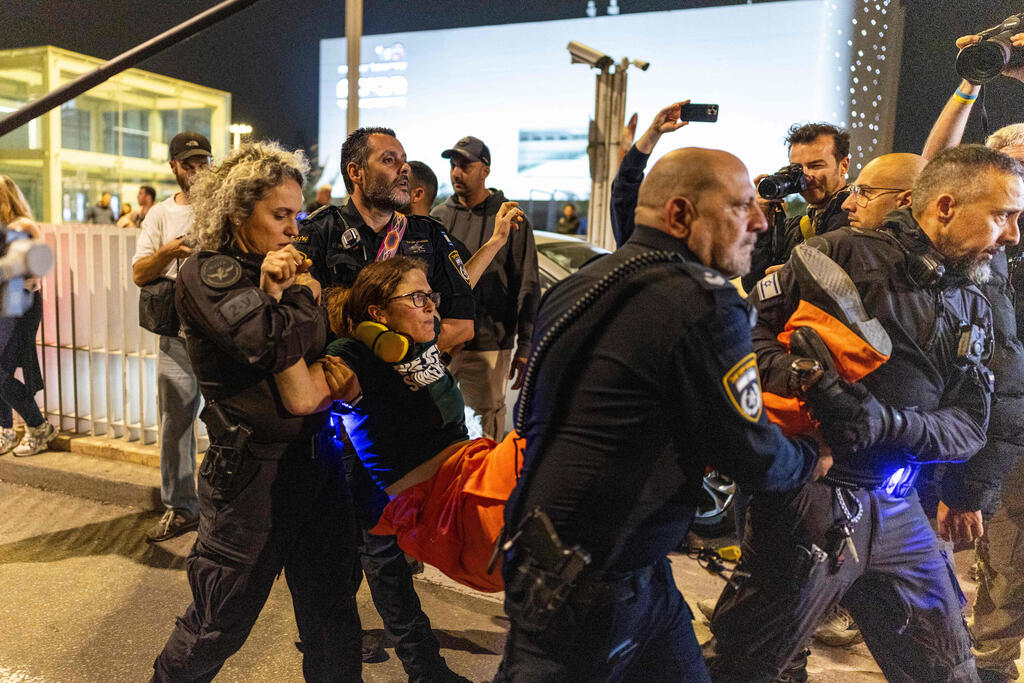 Police make arrests at anti-war protest in Tel Aviv, Saturday (Photo: Ilia YEFIMOVICH / AFP) הפגנה בכיכר הבימה