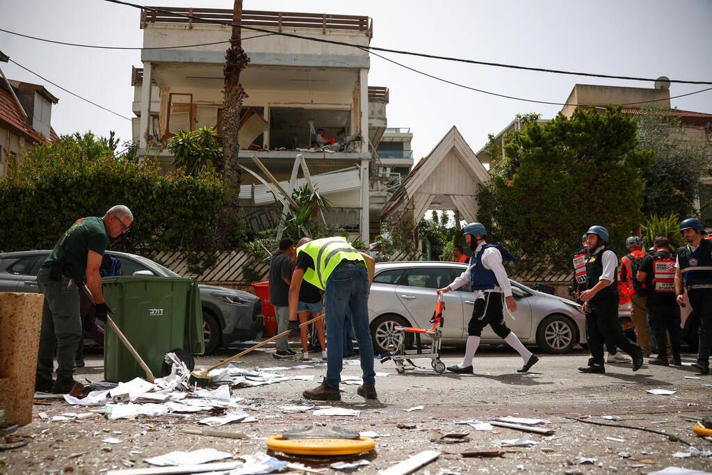Trump does not view ballistic missiles as an existential threat. A missile strike in Ramat Gan during Operation Roaring Lion (Photo: REUTERS/Florion Goga) בניין ברמת גן שנפגע מטיל איראני