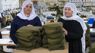 אחותו של סא"ל עלים עבדאללה ז"ל, שנפל בגבול לבנון ב-9 באוקטובר, ודודתו של סא"ל סלמאן חבקה ז"ל, גיבור קרב בארי שנפל בעזה, עובדות במתפרה בכפר מגוריהם יאנוח ג'ת, שתופרת מדי צה"ל