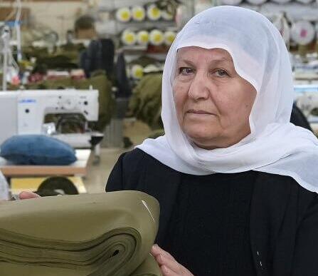 אחותו של סא"ל עלים עבדאללה ז"ל, שנפל בגבול לבנון ב-9 באוקטובר, ודודתו של סא"ל סלמאן חבקה ז"ל, גיבור קרב בארי שנפל בעזה, עובדות במתפרה בכפר מגוריהם יאנוח ג'ת, שתופרת מדי צה"ל