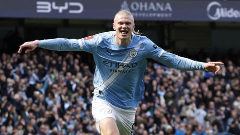 האולנד חוגג