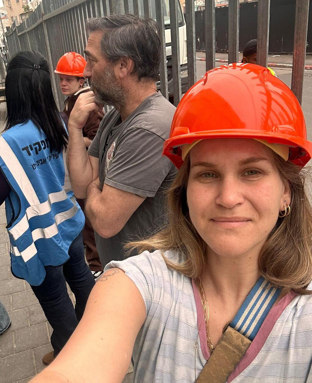 נועה גלר מחוץ לבניין שקרס בתל אביב