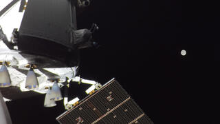 עוד תמונה של החללית אוריון והירח