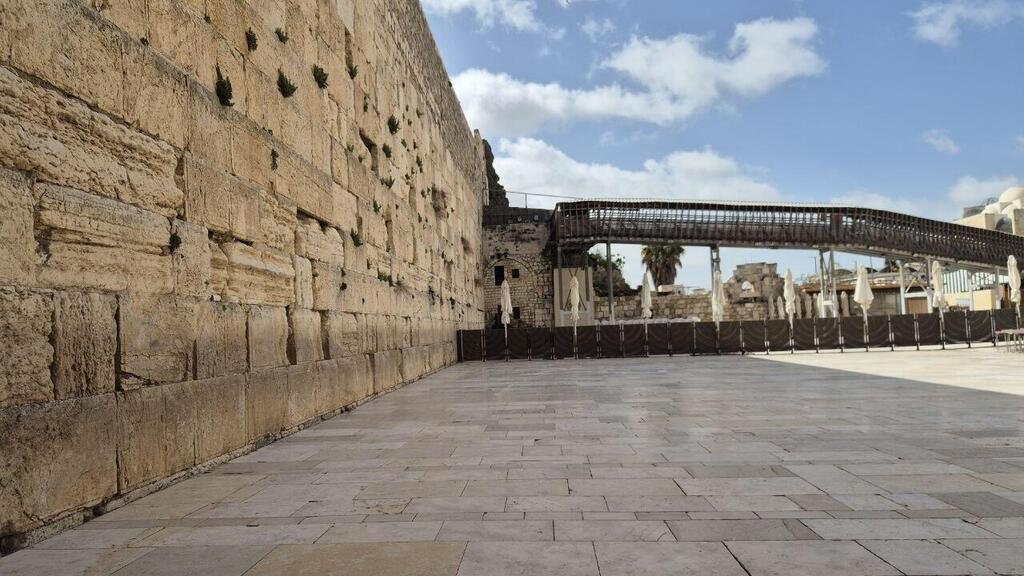 הכותל ריק ממתפללים