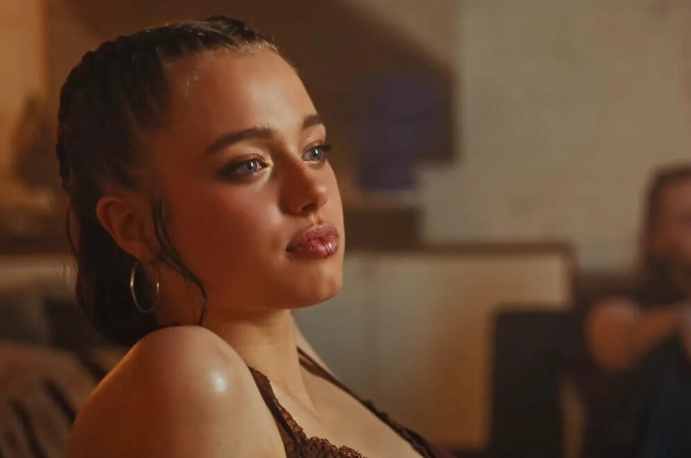 הופעת בכורה. שיילו ג'ולי (מתוך הקליפ What's a Girl to Do, של הזמרת דאיאנג) שיילו ג'ולי