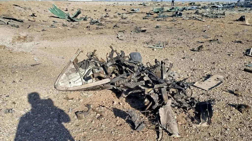 Wreckage of a US aircraft in Iran (Photo: AFP PHOTO / IRAN'S REVOLUTIONARY GUARD VIA SEPAH NEWS) שברי כלי טיס אמריקני באיראן