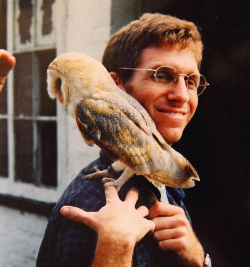 Молодой Гидеон Перлман со своим пернатым другом (Фото: Амир Балабан, Общество защиты природы) ד"ר גדעון פרלמן וחבר