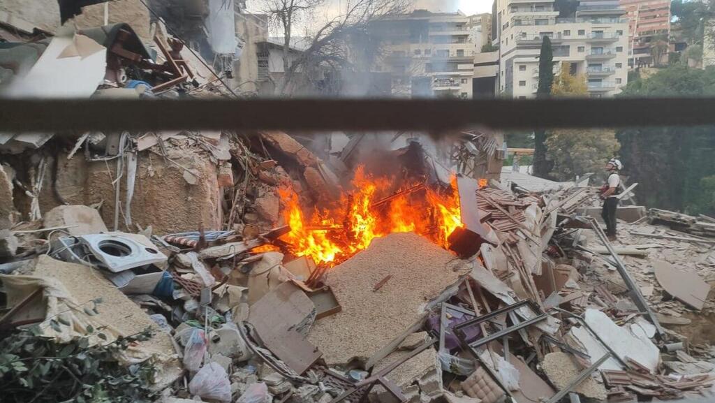 Пожар от газового баллона на месте падения ракеты (Фото: Пожарная служба) זירת הפגיעה בחיפה