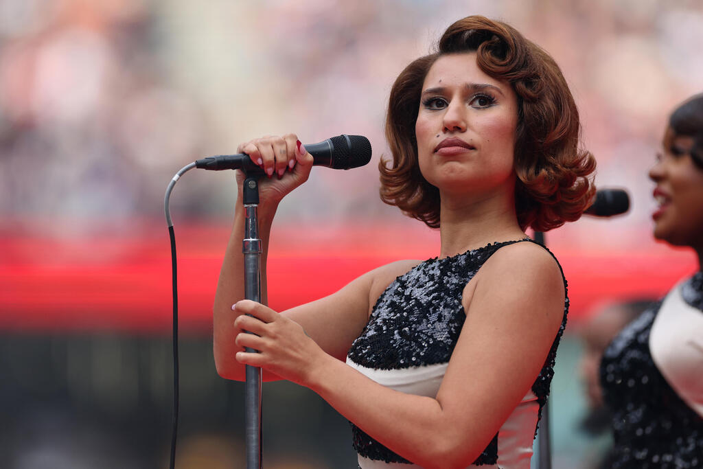 Raye’s music is theatrical and emotionally intense (Photo: AP) ריי