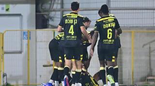 שחקני מכבי נתניה חוגגים