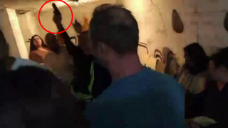 שוטרת מאיימת על אזרח במקלט ושולפת עליו אקדח