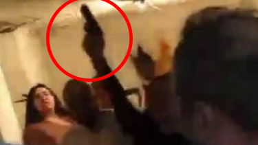 שוטרת מאיימת על אזרח במקלט ושולפת עליו אקדח