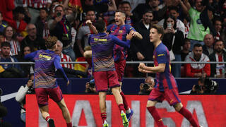 שחקני ברצלונה חוגגים עם רוברט לבנדובסקי