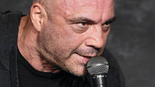 חסר רסן ושערורייתי: הפודקאסט המצליח בעולם