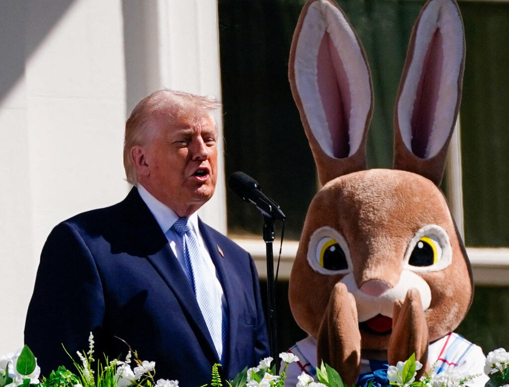 Trump with the Easter Bunny at a White House holiday event (Photo: Nathan Howard/ Reuters) הבית הלבן