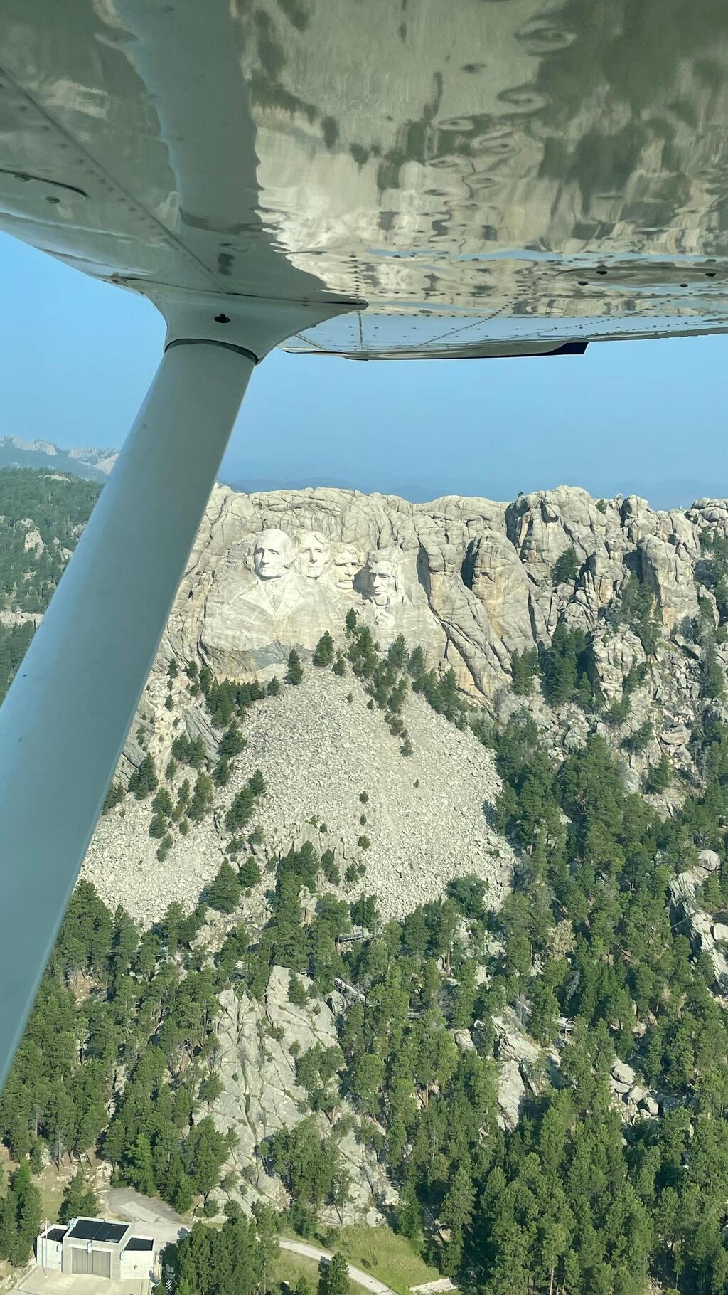 חולפים על פני הר ראשמור