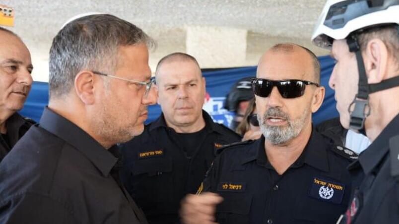 ביקור השר לביטחון לאומי ומפכ״ל המשטרה בזירת הנפילה בחיפה