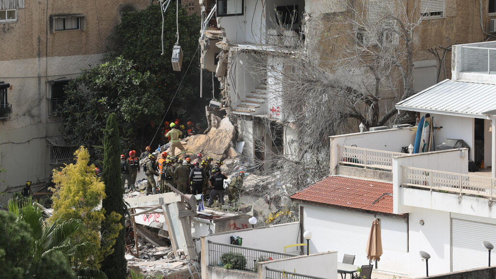 Поиски людей под завалами в Хайфе (Фото: Идо Эрез ) חיפוש אחר נעדרים בזירה בחיפה