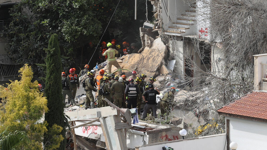 אותר לכוד נוסף ללא רוח חיים בזירת האסון בחיפה: ההורים, בנם ובת זוגו נלכדו תחת ההריסות