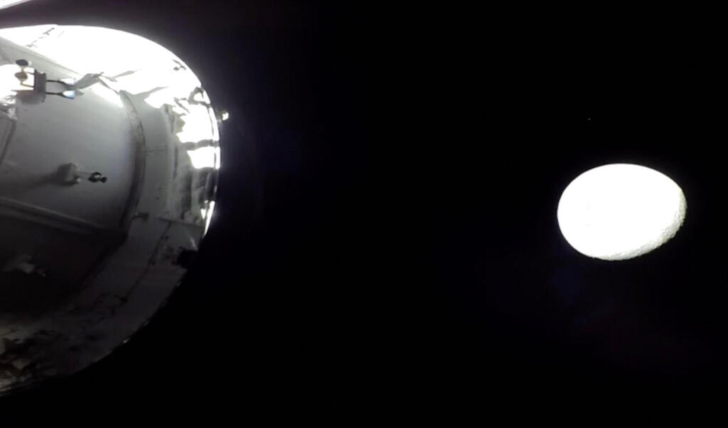 החללית אוריון והירח