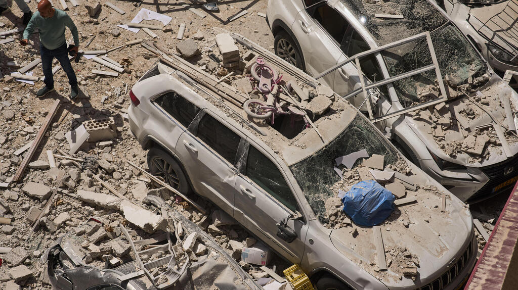 נזק מפגיעת טיל איראני ברמת גן