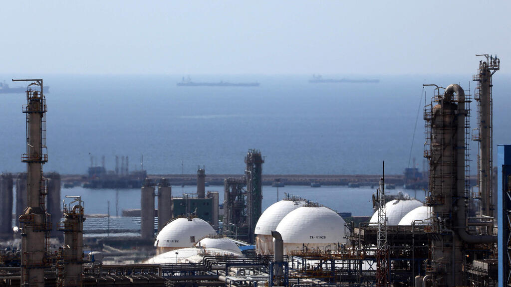 Petrochemical plant in Asaluyeh (Photo: Atta KENARE / AFP) עסלויה
