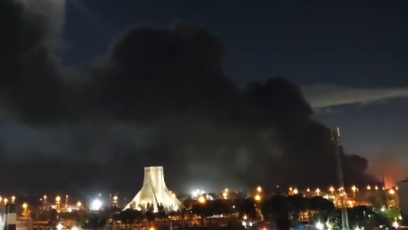 עשן שחור מעל כיכר אזאדי בטהרן