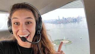 מדריכת הטיסה הישראלית שיוצאת לחופשות עם מטוס