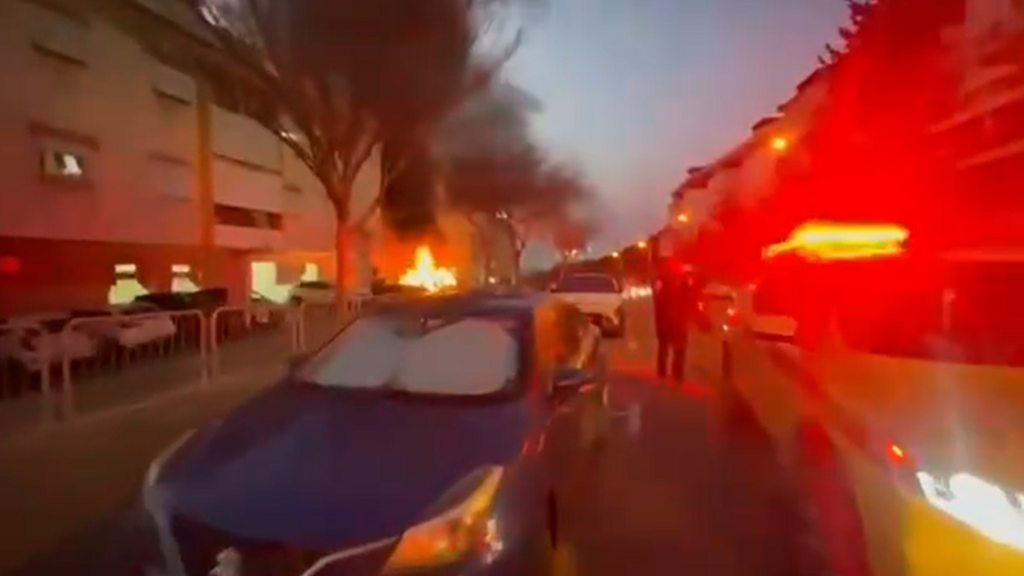 מכוניות בוערות בחיפה אחרי פגיעת הטיל המתפצל מאיראן