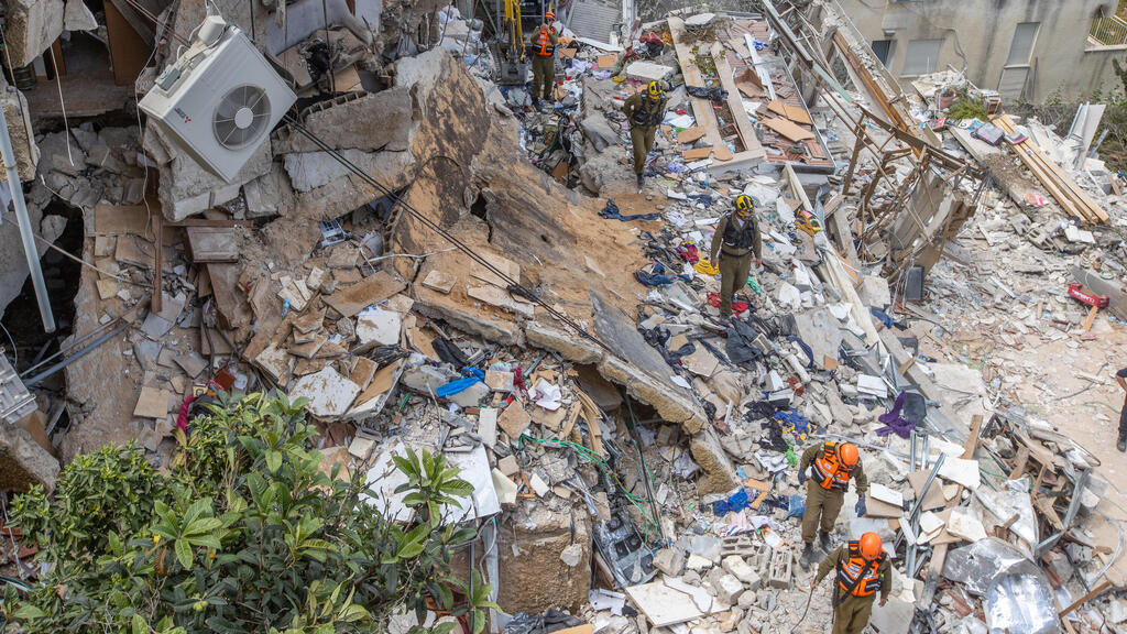 The scene of the Iranian missile strike (Photo: Ido Erez) ההרס בזירה בחיפה