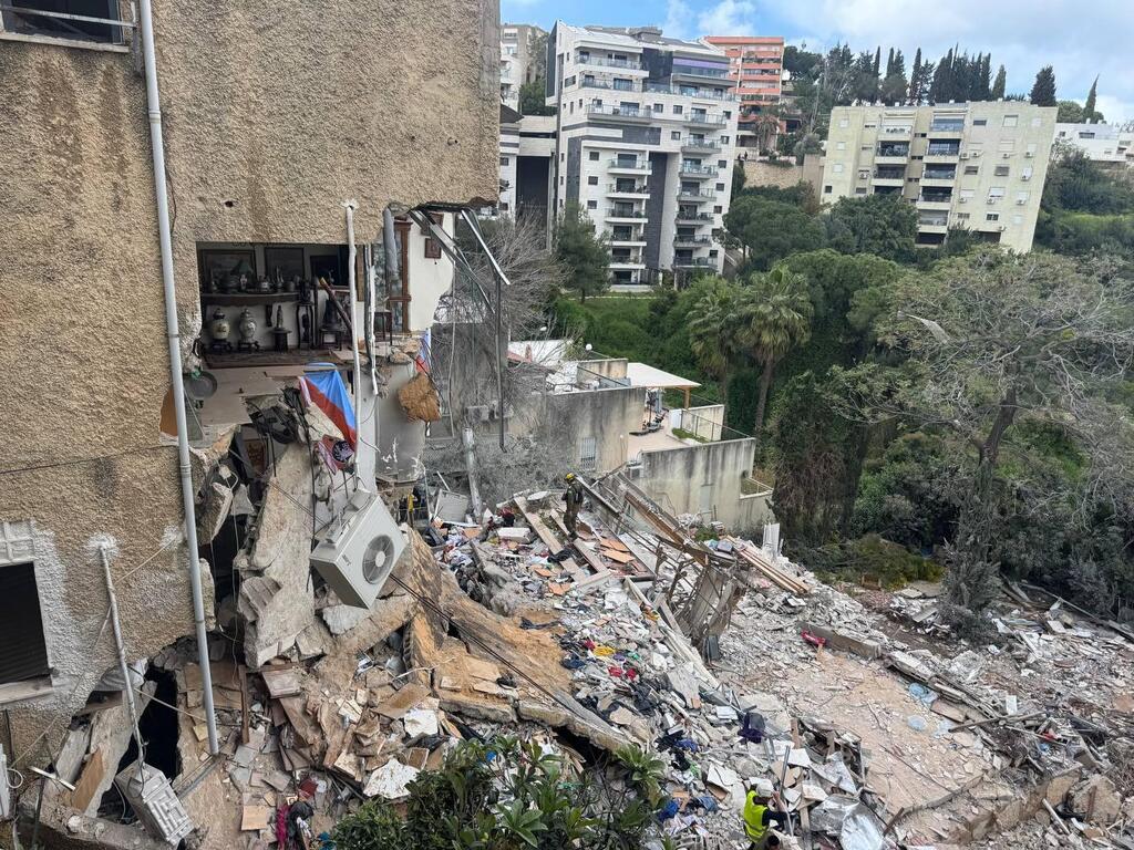 Haifa home damaged by Iranian missile during the war (Photo: Eitan Glikman) חיפוש אחר נעדרים בזירה בחיפה