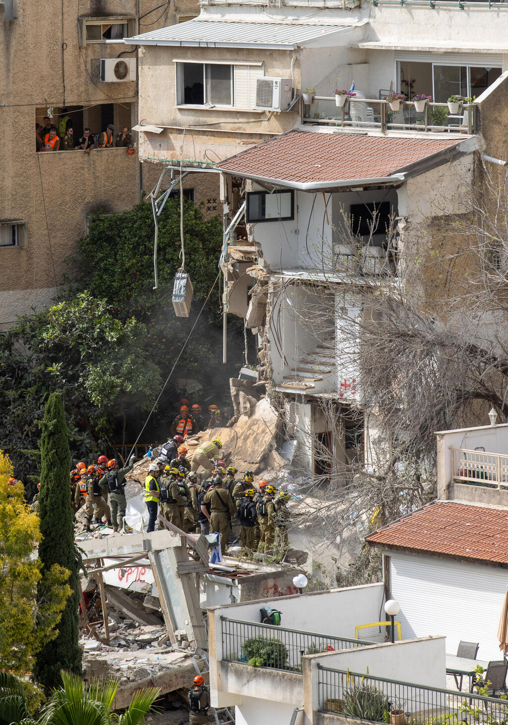 Спасательные работы в Хайфе (Фото: Идо Эрез ) חיפוש אחר נעדרים בזירה בחיפה
