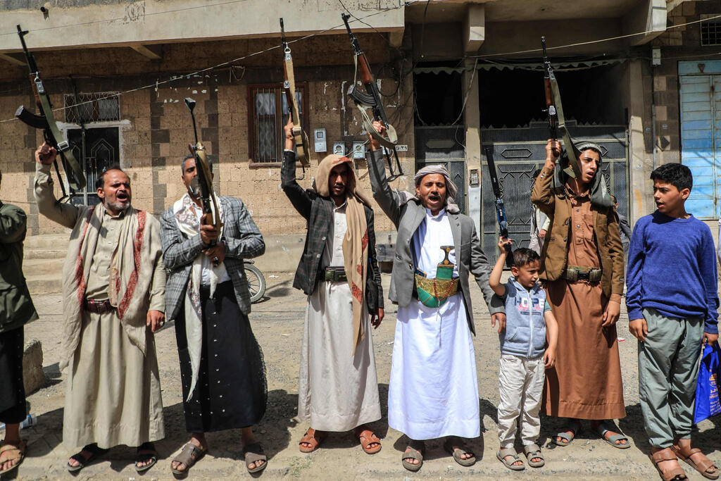 Houthi supporters in Sanaa (Photo: Mohammed HUWAIS / AFP) צנעא תימן